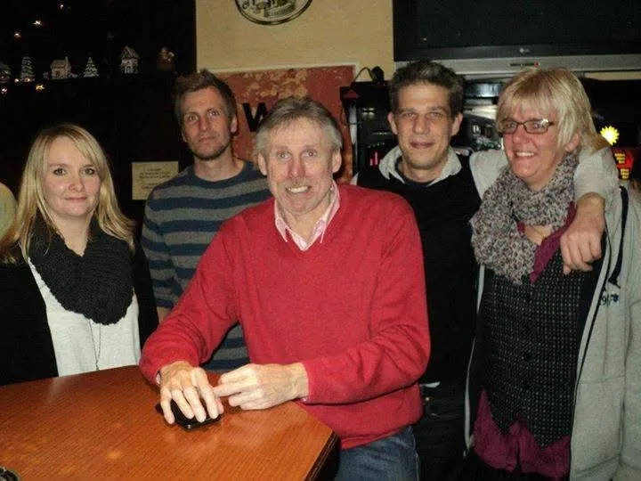 Michael Tönnies mit vier Freundinnen und Freunden an einem Kneipentisch